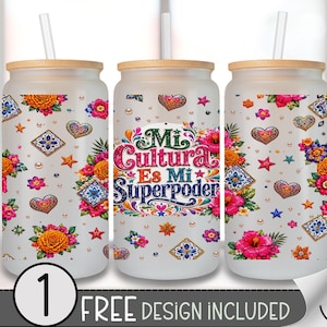 Könnte beinhalten: Drei Trinkgläser aus Milchglas mit Bambusdeckeln und durchsichtigen Strohhalmen, verziert mit einem bunten Muster aus Blumen, Herzen, Sternen und Fliesen. Das mittlere Glas zeigt den Text Mi Cultura Es Mi Superpoder in bunten Buchstaben.