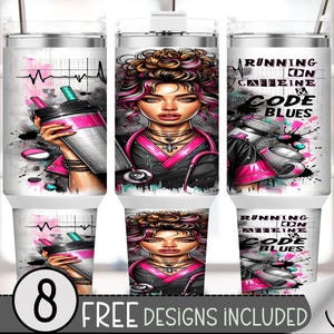 Puede incluir: Vaso blanco con un diseño de enfermera. El diseño incluye una ilustración de enfermera, una taza de café y el texto "RUNNING ON CAFFEINE & CODE BLUES". El vaso tiene un asa y una pajita.