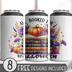 Może przedstawiać: Biały uchwyt na napoje z motywem Halloween. Projekt przedstawia stos książek, dynię i kwiaty z napisem "All Booked for Halloween". Na dole uchwytu znajduje się napis "8 FREE DESIGNS INCLUDED".