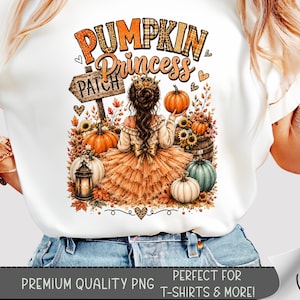 Puede incluir: Una camiseta blanca con un gráfico de una persona con cabello castaño largo, una corona y una falda de tul. El diseño incluye calabazas, girasoles, una linterna y un letrero de madera con el texto PUMPKIN PRINCESS PATCH.