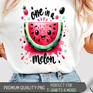 Pode incluir: Camiseta branca com uma fatia de melancia sorrindo e a frase "one in a melon". O design inclui detalhes em vermelho, rosa, verde e preto. Adequado para camisetas e muito mais.