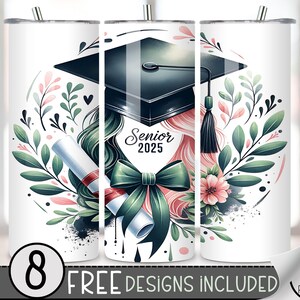 Puede incluir: Un vaso blanco con un gorro de graduación, un diploma y un diseño floral. El texto "Senior 2025" está en el vaso.