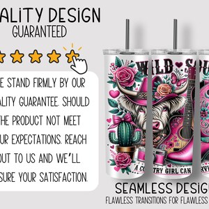 K&ouml;nnte beinhalten: Drei wei&szlig;e Becher mit einem nahtlosen Design, das eine Kuh mit einem rosafarbenen Cowboyhut, eine Gitarre und einen rosafarbenen Cowboystiefel zeigt. Das Design enth&auml;lt rosa Blumen, Schmetterlinge und den Text "Wild Soul".