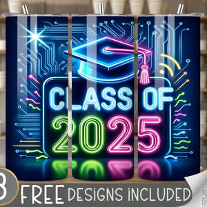 Op de afbeelding: Neon groen, roze en blauwe tekst 'Klas van 2025' met een afstudeerhoed op een zwarte achtergrond met een print van een printplaat.