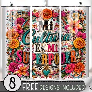 Könnte beinhalten: Ein zylindrischer Becher mit einem lebendigen Blumenmuster in Orange, Pink und Türkis. Der Text Mi Cultura Es Mi SUPERPODER ist in einer stilisierten Schriftart gehalten. Das Design enthält dekorative Elemente und ein Herzsymbol.