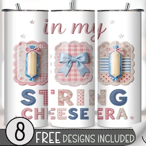 Peut inclure: Gobelet isotherme blanc avec un design fantaisiste. Le gobelet affiche l'inscription "in my string cheese era" en rose et bleu. Le design comprend un visuel de fromage en ficelle et des éléments décoratifs. Le bas du gobelet porte l'inscription "8 FREE DESIGNS INCLUDED".