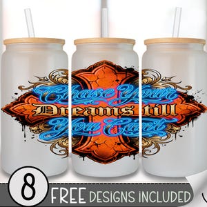 Puede incluir: Tres vasos de vidrio esmerilado con tapas de bambú y pajitas. Cada vaso presenta un diseño con el texto "Chase Your Dreams Till You Can't" en neón azul y naranja, con adornos decorativos. La imagen también incluye el texto "8 FREE DESIGNS INCLUDED".