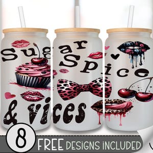 Op de afbeelding: Drie glazen bekers met bamboe deksels en rietjes. Elke beker heeft een uniek ontwerp: een cupcake met een kers, een luipaardstrik en druipende lippen met kersen. De woorden "Sugar, Spice, & Vices" worden weergegeven.