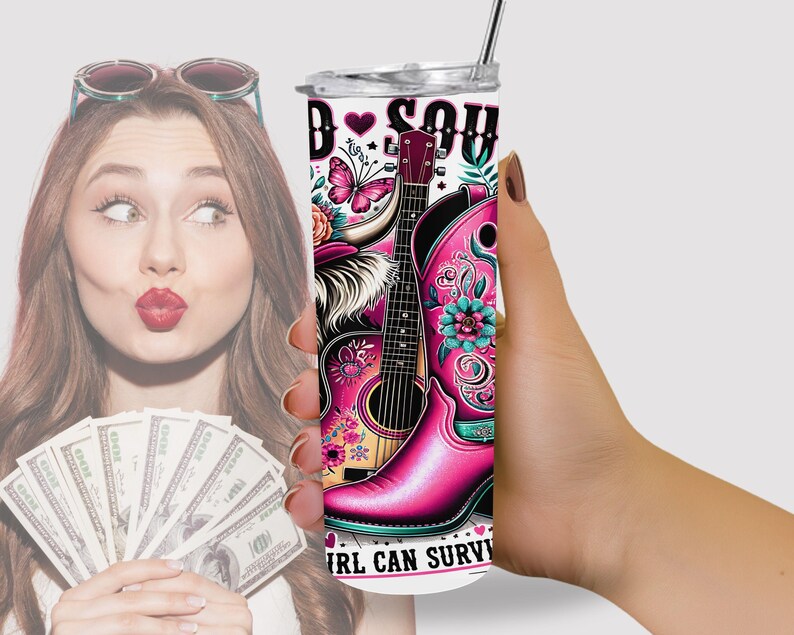 K&ouml;nnte beinhalten: Ein rosafarbener und wei&szlig;er Edelstahlbecher mit einer Grafik einer Gitarre, eines Stiefels und eines Schmetterlings. Der Text "Bad Soul Girl Can Survive" ist auf den Becher gedruckt.