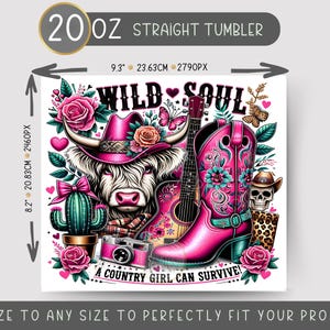 K&ouml;nnte beinhalten: Ein gerader 20-Unzen-Becher mit einem pinkfarbenen, wei&szlig;en und gr&uuml;nen Design, das eine Highland-Kuh, eine Gitarre, einen Cowboystiefel und einen Kaktus zeigt. Der Text "WILD SOUL" und "A COUNTRY GIRL CAN SURVIVE!" ist auf dem Becher aufgedruckt.