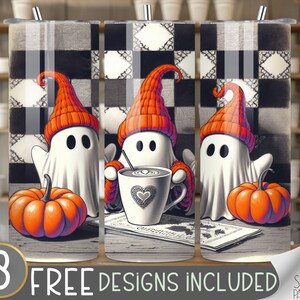 Puede incluir: Tres vasos con temática de Halloween con un patrón de cuadros en blanco y negro. Cada vaso presenta un fantasma con un sombrero naranja, sosteniendo una taza de café y una calabaza. El texto "8 FREE DESIGNS INCLUDED" está en la parte inferior.