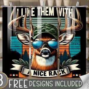 Puede incluir: Un vaso negro y blanco con un gráfico de un ciervo con cuernos y el texto "I like them with a nice rack".