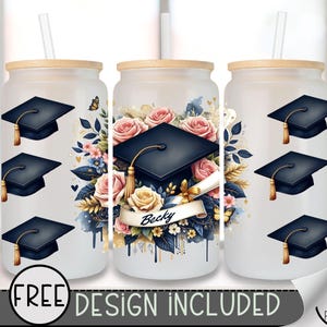 Envoltura de vidrio para la Clase de 2025, envoltura PNG para latas de vidrio de 16 oz con mensaje de último año, diseño de envoltura de sublimación para latas de vidrio de graduación, birrete de vidrio para diploma, A196