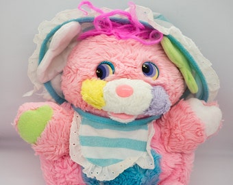 Peluche Baby Cribsy Popple vintage rétro rose des années 1980 | Rose bonnet bavoir bleu blanc grelot | MATTEL DELPLAY H 32 CM