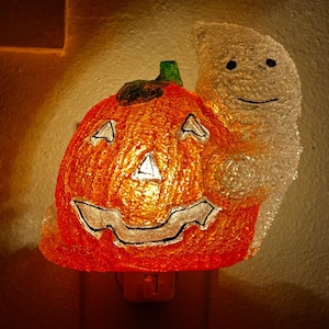 Sprankelend gesponnen acryl Halloween-spookpompoen Nachtlampje muur plug-in werkt!