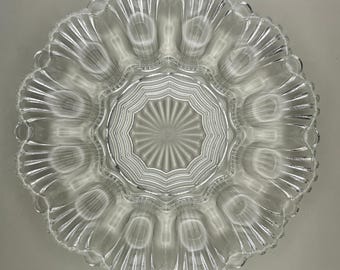 Bandeja vintage de vidrio transparente Anchor Hocking para huevos rellenos, con 12 compartimentos y borde festoneado.