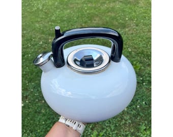 Tetera vintage blanca esmaltada para estufa con silbato, cocina moderna, tal cual está.