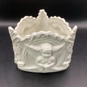 Jarrón decorativo vintage con forma de querubín, 3 lados, 12,7 cm x 11,4 cm de alto, de cerámica blanca.