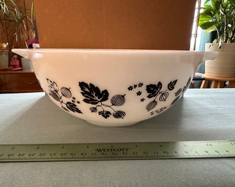 Bol à mélanger en pyrex noir sur blanc