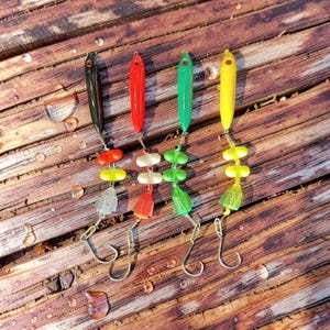 Può includere: Una tazza di ceramica bianca con manico nero e la scritta "But First, Coffee" in grassetto nero. La tazza è posta su uno sfondo sfocato, suggerendo un'atmosfera accogliente.