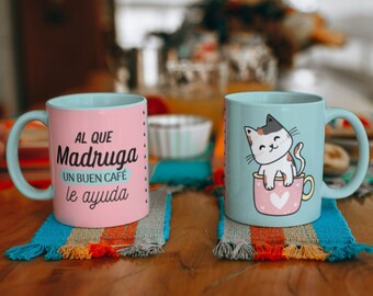 Cute Cat and Coffee Mug Design with Latin Phrase "Al que Madruga un Buen Café le Ayuda"  Perfect Gift for Cat Lovers | Diseño PNG para Tazas