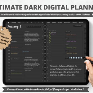 Puede incluir: Un planificador digital oscuro en la pantalla de una tableta con el texto "January 1" y "Includes Undated Planner Monday & Sunday 1000+ Stickers". El planificador incluye secciones para fitness, finanzas, bienestar, productividad, estilo de vida, proyectos y más. La tableta está sobre un fondo blanco con cinco estrellas doradas.