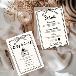 Op de afbeelding: Trouwuitnodigingsset met twee crèmekleurige kaarten. Eén kaart heeft de namen "Gilly & Andy" en huwelijksdetails. De andere kaart geeft informatie over receptie, accommodatie en kleding, allemaal in zwarte letters.