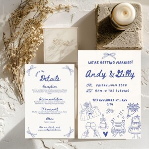 Op de afbeelding: Trouwuitnodigingsset met twee kaarten en decoratieve elementen. De hoofduitnodiging luidt "We're Getting Married! Andy & Gilly" met evenementdetails. De tweede kaart bevat informatie over receptie, accommodatie, vervoer en kleding. Beide kaarten hebben blauwe strikaccenten.