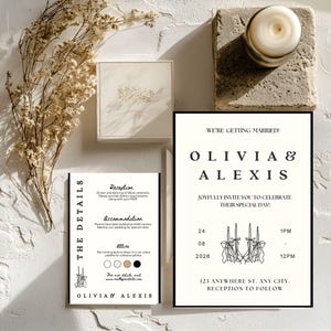 Op de afbeelding: Een platte lay-out met trouwbriefpapier. De uitnodiging luidt: "We gaan trouwen! Olivia & Alexis." De detailkaart bevat informatie over receptie, accommodatie en kleding. Een kleine doos en een kaars liggen op een getextureerd oppervlak.