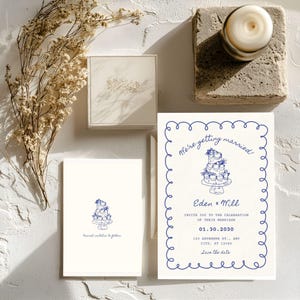 Op de afbeelding: Save the date huwelijksuitnodiging met een blauwe en witte illustratie van een bruidstaart. De uitnodiging luidt "We're getting married! Eden & Will Invite you to the celebration of their marriage 01.30.2030 123 Anywhere St., Any City, ST 12345 Save the date"