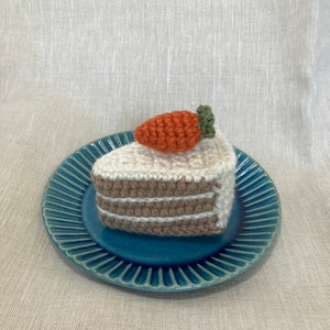 Carrot and strawberry crochet cakes
