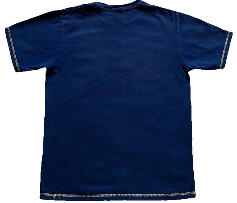 K&ouml;nnte beinhalten: Marineblaues T-Shirt mit Rundhalsausschnitt und kurzen &Auml;rmeln. Das Shirt hat hellfarbene N&auml;hte entlang der N&auml;hte. Der Stoff scheint ein weiches, l&auml;ssiges Material zu sein. Dieses Basic-T-Shirt ist f&uuml;r den Alltag geeignet.