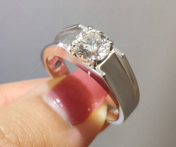 Fede Uomo In Argento 925 Con Moissanite 2 CT | Anello Solitario Taglio Tondo | Animas Jewels - Foto 2