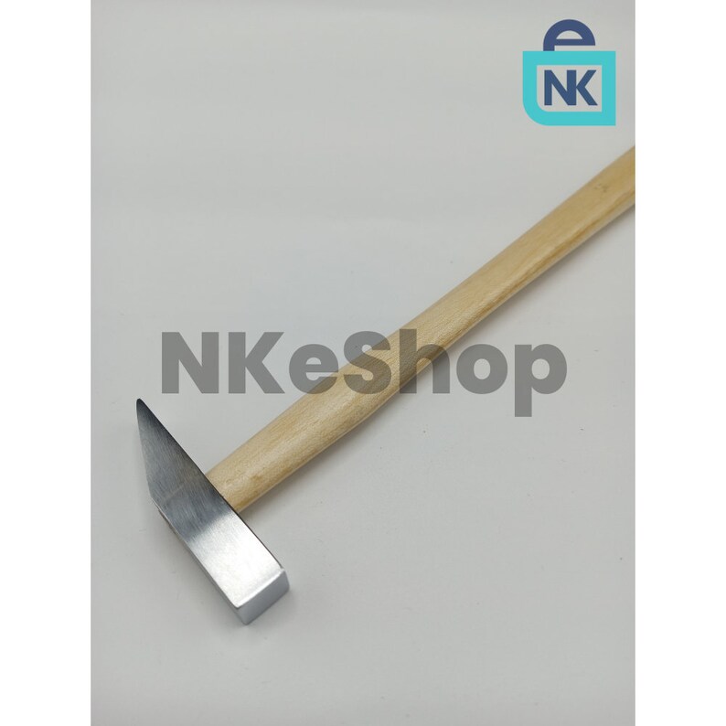 K&ouml;nnte beinhalten: Ein silberner Hammer mit einem Holzstiel. Der Hammer ist etwa 30 cm lang.