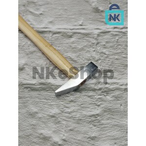K&ouml;nnte beinhalten: Ein kleiner Hammer mit einem Holzstiel. Der Hammerkopf ist silberfarben und leicht gebogen. Der Stiel ist hellbraun und hat eine glatte Oberfl&auml;che.