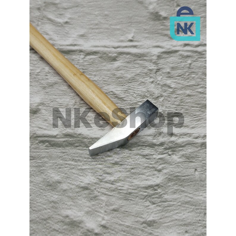 K&ouml;nnte beinhalten: Ein kleiner Hammer mit einem Holzstiel. Der Hammerkopf ist silberfarben und leicht gebogen. Der Stiel ist hellbraun und hat eine glatte Oberfl&auml;che.