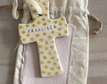 Croix en céramique peinte à la main et personnalisée – Cadeau de baptême, de communion ou de naissance sur mesure