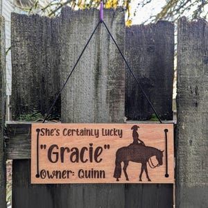Enseigne personnalisée de décrochage avec plaque nominative gravée sur le thème de l'équitation western, cadeau de plaque nominative artisanale de style occidental pour cow-girl ou cow-boy