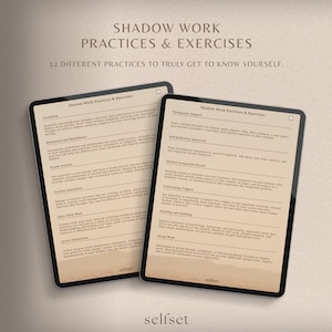 Op de afbeelding: Twee pagina's van een digitaal dagboek met een beige achtergrond en zwarte tekst. De pagina's zijn getiteld "Shadow Work Practices & Exercises" en bevatten 12 verschillende oefeningen om jezelf beter te leren kennen.