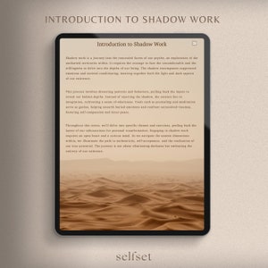 Op de afbeelding: Een digitale tablet met een beige achtergrond en een tekstoverlay die "Introductie tot schaduwwerk" luidt. De tekst beschrijft het proces van schaduwwerk, dat het verkennen van het onderbewustzijn en het integreren van de donkere kanten van jezelf omvat.