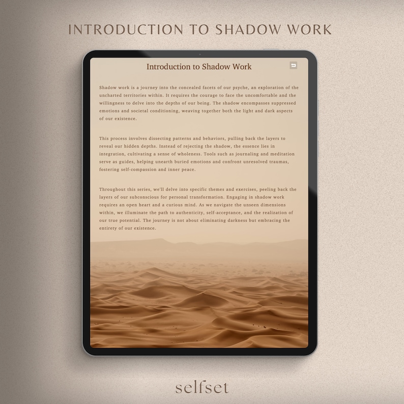 Op de afbeelding: Een digitale tablet met een beige achtergrond en een tekstoverlay die "Introductie tot schaduwwerk" luidt. De tekst beschrijft het proces van schaduwwerk, dat het verkennen van het onderbewustzijn en het integreren van de donkere kanten van jezelf omvat.