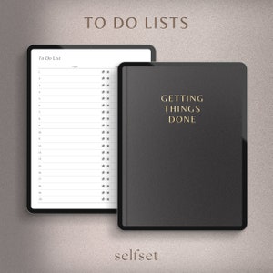Op de afbeelding: Een zwarte digitale planner met een witte to-do-lijst aan de linkerkant en de tekst "GETTING THINGS DONE" aan de rechterkant. De planner staat op een grijze achtergrond met het woord "selfset" in bruine tekst onderaan.