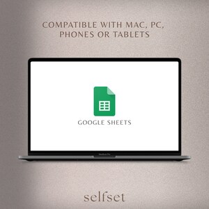 Może przedstawiać: Ekran laptopa wyświetlający logo Google Sheets, zieloną ikonę dokumentu z siatką arkusza kalkulacyjnego i tekst "GOOGLE SHEETS". Tekst "KOMPATYBILNY Z MAC, PC, TELEFONAMI LUB TABLETAMI" jest wyświetlany nad logo. Laptop znajduje się na jasnobrązowej powierzchni z tekstem "selfset" pod laptopem.