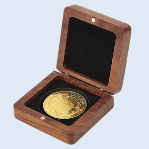 Caja de presentación de monedas de desafío individual de madera con interior de terciopelo negro y cierre para monedas de 40 mm.