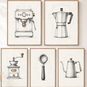 Può includere: Cinque stampe incorniciate con illustrazioni a tema caffè. Le stampe raffigurano una macchina da caffè, una caffettiera, un macinacaffè, un portafiltro e un bollitore a collo di cigno. Ogni stampa è uno schizzo dettagliato con sfondo in stile blueprint.