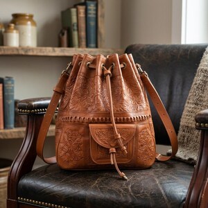 Zaino in pelle lavorata con coulisse / Borsa a secchiello marocchina con decorazioni in rilievo, zaino artigianale boho
