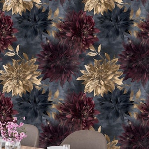 Carta da parati di lusso con motivo floreale scuro, stacca e attacca - Design con dalia color bordeaux e oro per camera da letto, soggiorno o ufficio