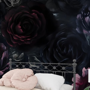 Carta da parati floreale gotica nera scura e bordeaux con rose – Decorazione floreale oversize Moody Peel and Stick o preincollata
