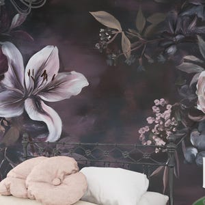 Carta da parati murale floreale Moody Baroque Dark Rose and Lily – murale dipinto a mano staccabile e attaccabile per camere da letto eleganti o interni boutique