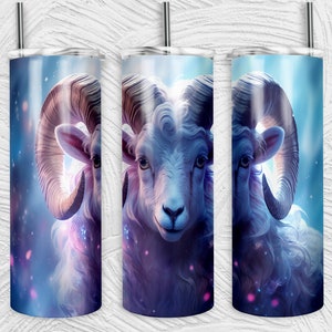 Puede incluir: Tres vasos de acero inoxidable con un carnero blanco con grandes cuernos sobre un fondo azul con destellos rosas y blancos.